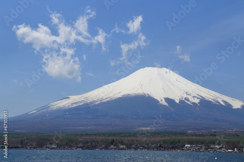 Plakat na papierze fotorealistycznym Mt.fuji nad jeziorem yamanaka, japonia