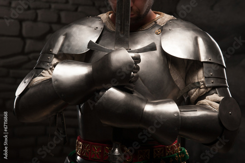 Cuadros en Lienzo Caballero medieval de rodillas con la espada