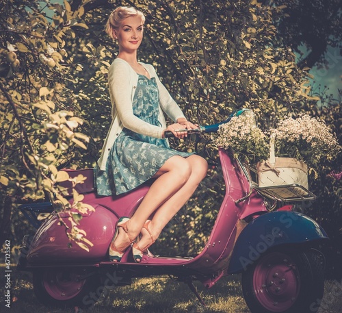 Naklejka samoprzylepna Piękna blond kobieta siedzi na rolce retro