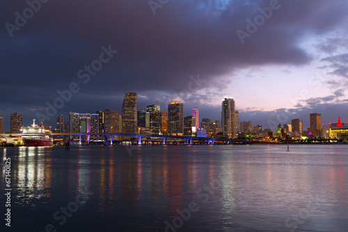Plakat na papierze fotorealistycznym Miejski krajobraz Miami downtown o zmierzchu z odbicia.