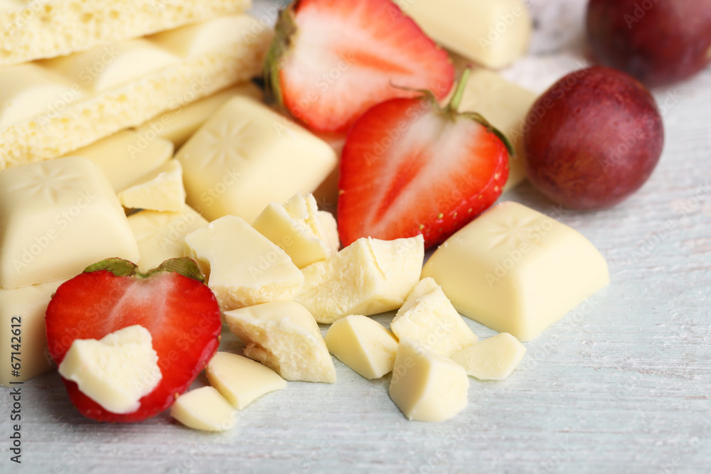 White chocolate bar with fresh berries,