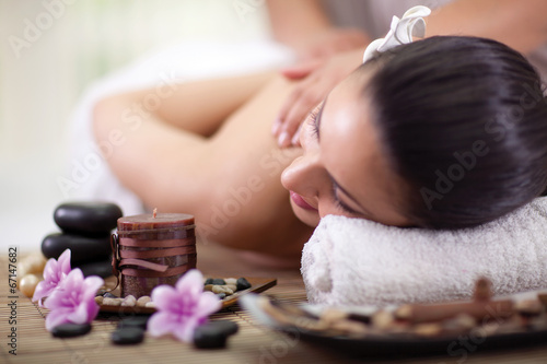Pinturas sobre lienzo Beautiful woman having a wellness back massage at spa salon