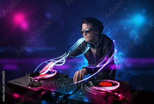 Fotoboard na płycie Disc jockey, grający muzykę z efektami i światłami elektro