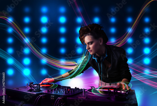 Fotoboard na płycie Młoda dziewczyna dj mieszania rekordy z kolorowymi światłami