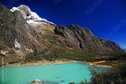 Obraz na płótnie canvas Laguna llanganuco w cordilera blanca, peru, ameryka południowa