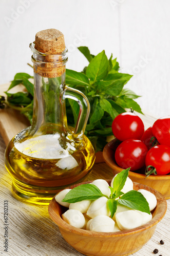 Board z aluminiowym obramowaniem Mozzarella, pomidory i olej
