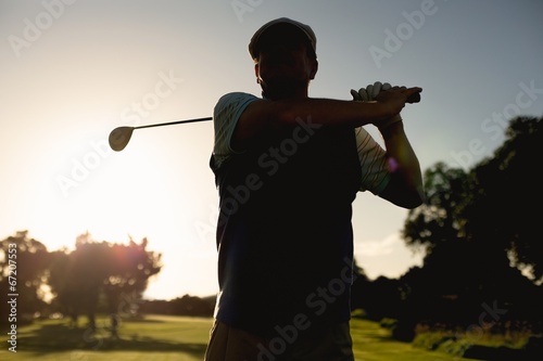 Obraz na płótnie canvas Golfista teeing off na dzień