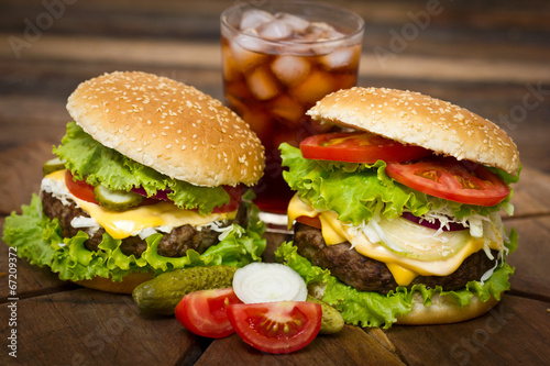 Naklejka samoprzylepna Hamburger na stole z bliska
