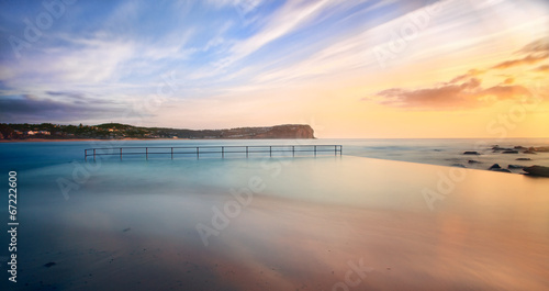 Plakat na papierze fotorealistycznym Macmasters beach pool at high przypływ