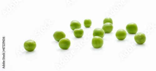 Fotografía Scattered green peas closeup