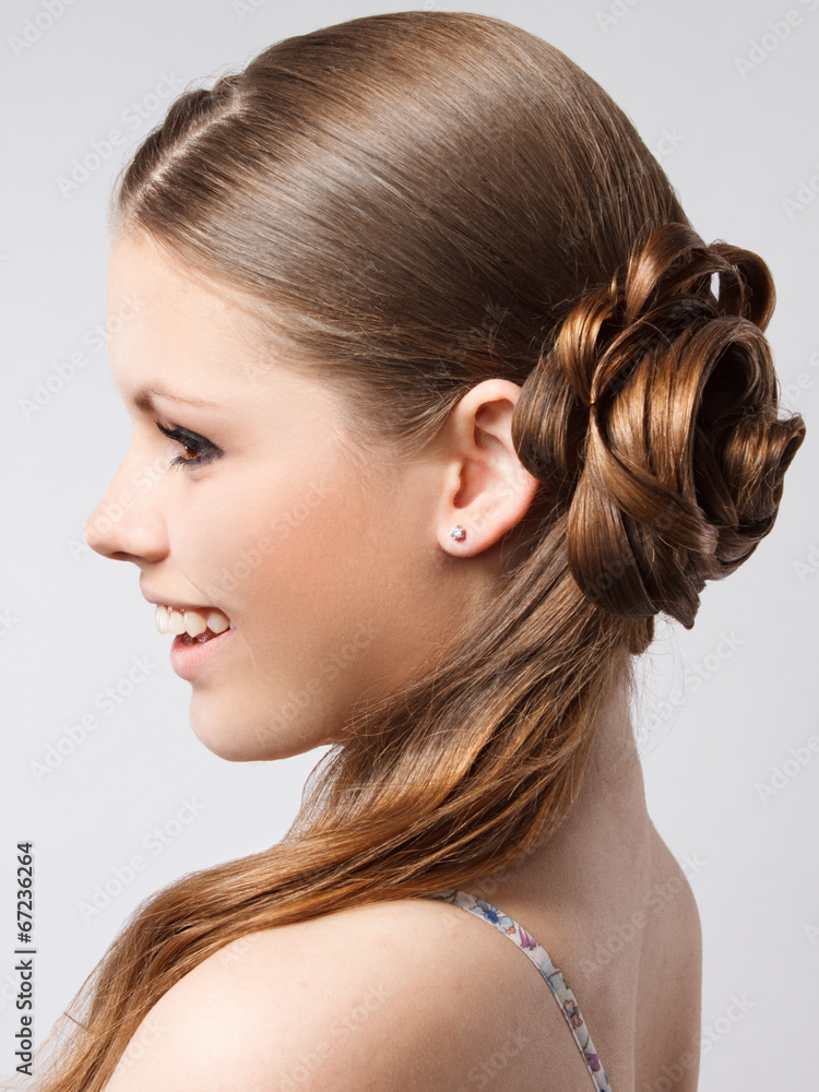 portret-szczesliwa-usmiechnieta-dziewczyna