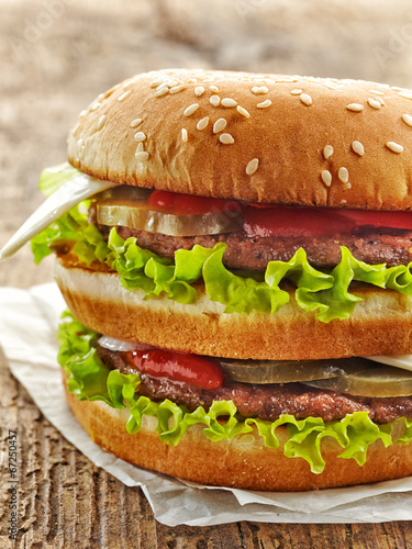 Naklejka samoprzylepna Burger na drewnianym stole