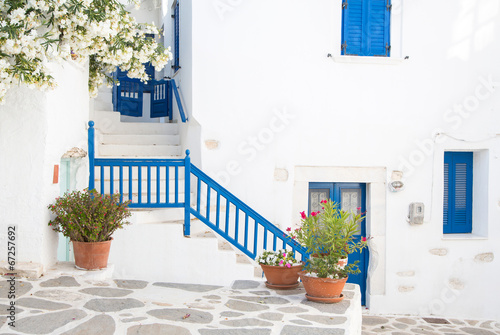 Plakat na zamówienie Typisch griechischer Baustil - weiß gekalkte Häuser blau