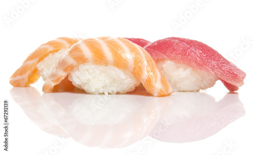 Tapeta ścienna Sslmon i tuńczyk sushi na białym tle