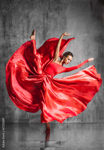 tancerka-w-dlugiej-czerwonej-sukience