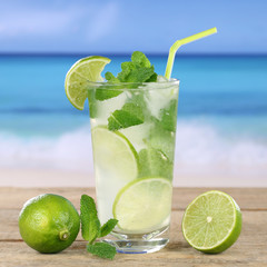 Fototapete - Mojito oder Caipirinha Cocktail am Strand