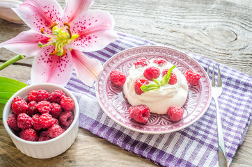 Sticker - Meringue with fresh raspberries