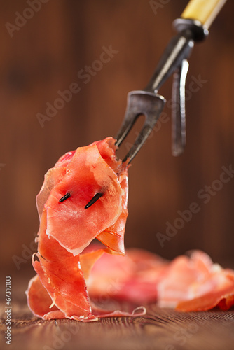 Tapeta ścienna Jamon serrano wyleczył mięso na dużym widelcu