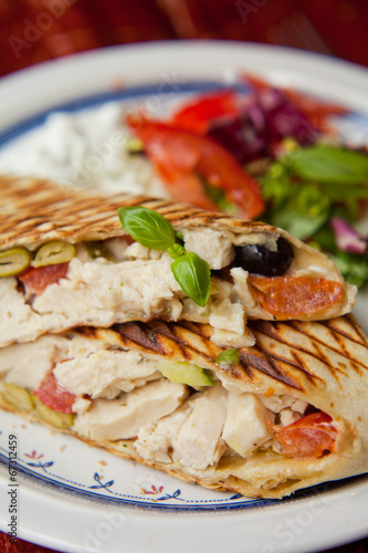 Naklejka samoprzylepna Opakować tortilla oliwki z kurczaka bazylia sałatka pomidorowa