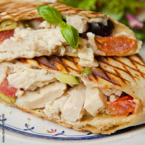 Naklejka samoprzylepna Opakować tortilla oliwki z kurczaka bazylia sałatka pomidorowa