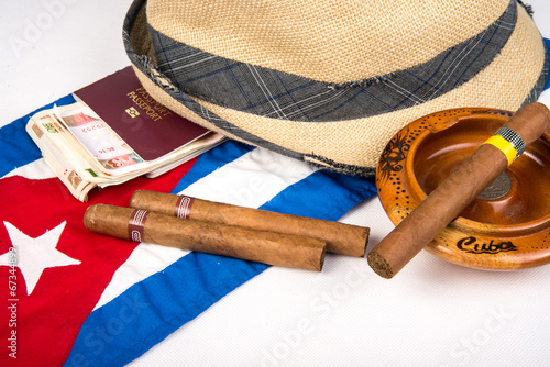 Fototapeta na wymiar cuban cigar and hat