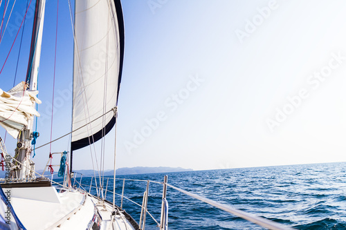 Board z aluminiowym obramowaniem Deck morza jachtowego na tle tropikalnego morza