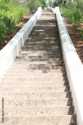 Board z aluminiowym obramowaniem Schody betonowe do góry.