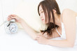 © miya227 - 時計を見る女性