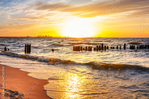 Board z aluminiowym obramowaniem Zachód słońca na plaży w Bałtyku w polsce