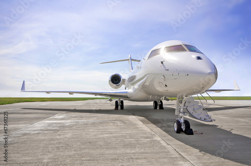 Fotoboard na płycie Luksusowy prywatny samolot odrzutowy - widok z boku - bombardier globalny