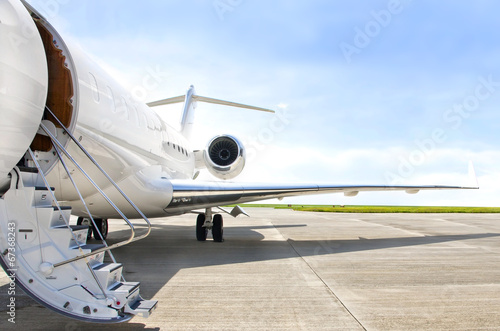 Fotomural Escaleras con motor a reacción en un avión privado - Bombardier