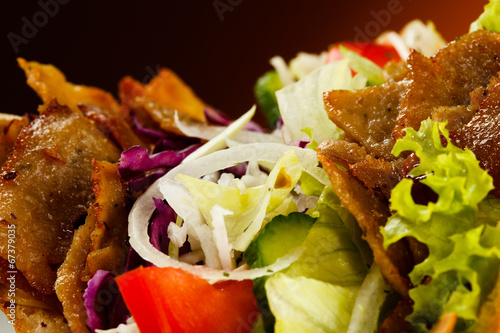 Board z aluminiowym obramowaniem Kebab - grillowane mięso, chleb i warzywa