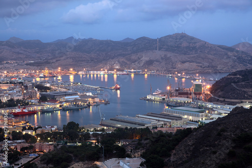 Board z aluminiowym obramowaniem Port cartagena w nocy. 