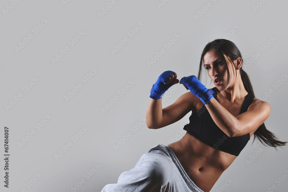 Foto fitness woman with the blue boxing bandages, studio shot