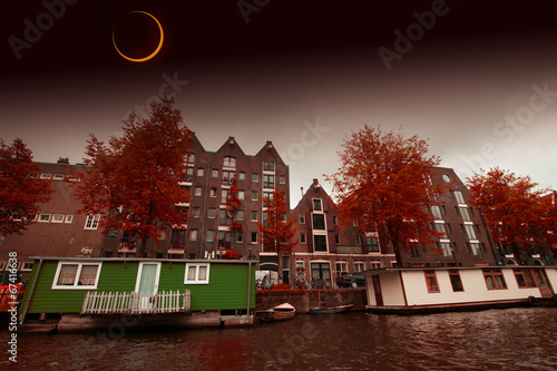 Fotoboard na płycie Zaćmienie słońca nad miastem Amsterdam. 
