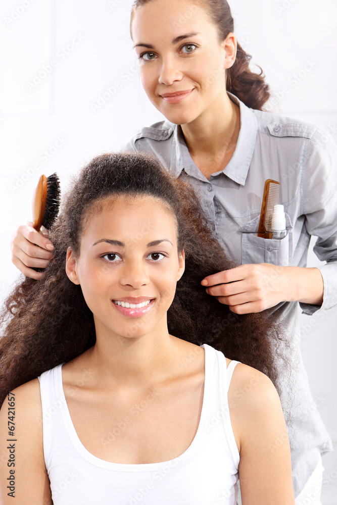 Afro  kobieta u fryzjera - obrazy, fototapety, plakaty 
