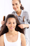 Fototapeta  - Afro  kobieta u fryzjera