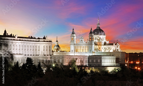 Board z aluminiowym obramowaniem Hiszpania, katedra madrid almudena