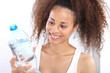 Zdrowa woda, mulatka czyta etykietę na butelce