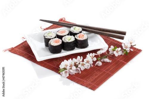 Naklejka samoprzylepna Zestaw sushi maki z łososiem i ogórkiem oraz gałęzią sakkury