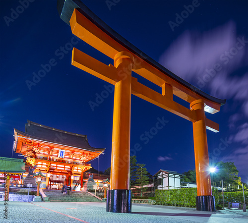 Naklejka samoprzylepna Fushimi inari taisha sanktuarium w Kioto, Japonia
