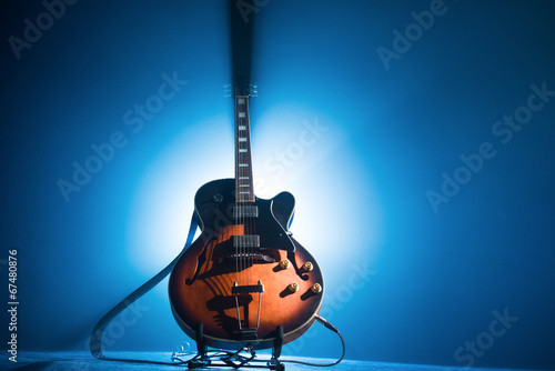 Fotoboard na płycie Gitara elektryczna na niebieskim tle