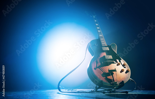 Fotoboard na płycie Gitara elektryczna na niebieskim tle