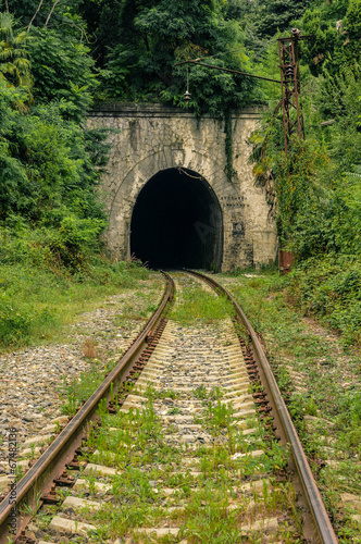 Board z aluminiowym obramowaniem Opuszczony tunel kolejowy