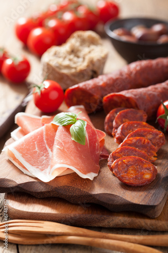 Tapeta ścienna Śródziemnomorska przekąska chorizo ​​parma oliwki pomidory