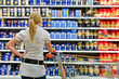 © Gina Sanders - Auswahl in einem Supermarkt