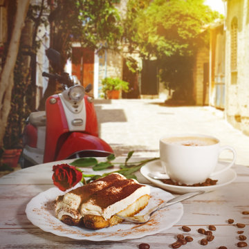 Fototapete - Kaffee und Kuchen in einem Straßencafé in Italien