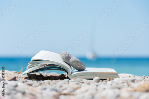 Livre sur la plage Tableau sur Toile