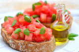 Fototapeta Tęcza - beuschetta z pomidorami, bazyliąi oliwą