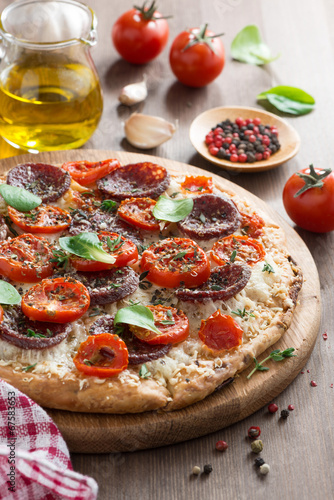 Naklejka samoprzylepna Włoskie jedzenie - pizza z salami i pomidorami, pionowe